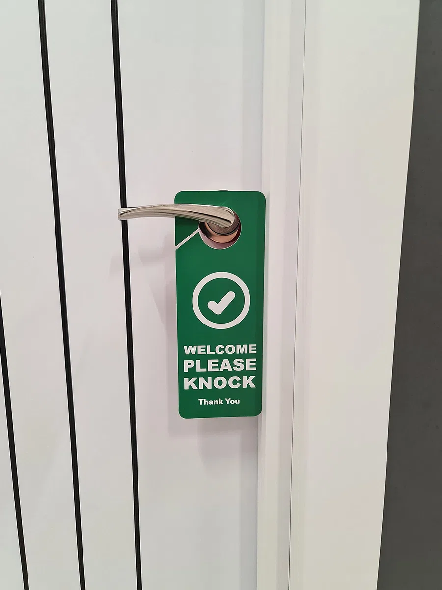 CLEVER SIGNS Lote de 2 panneaux de porte? Do Not Disturb ?, doble cara, idéal pour une utilisation dans n'importe quel endroit comme les bureaux, les cliniques, les cabinets d'avocat