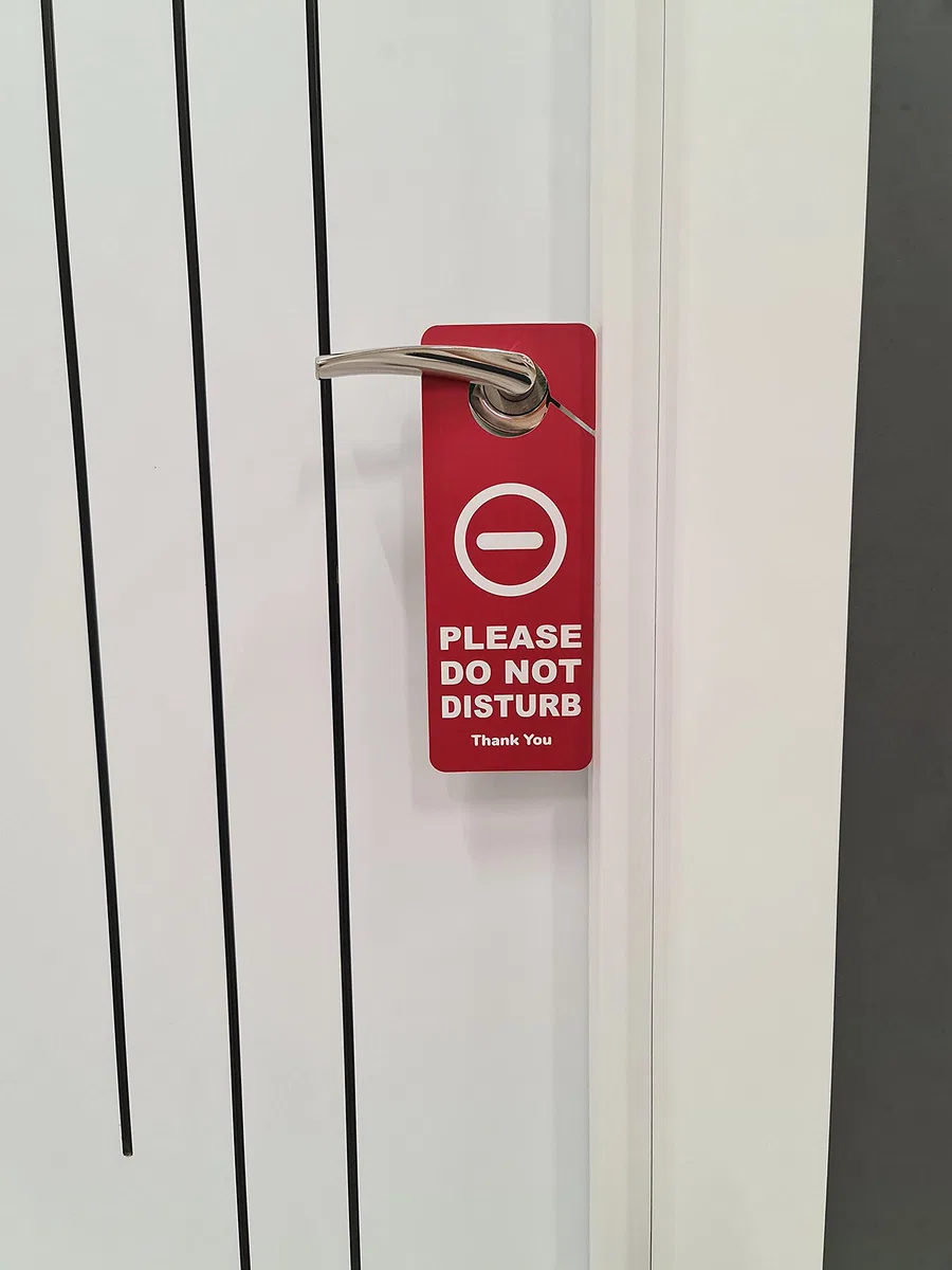 CLEVER SIGNS Lote de 2 panneaux de porte? Do Not Disturb ?, doble cara, idéal pour une utilisation dans n'importe quel endroit comme les bureaux, les cliniques, les cabinets d'avocat