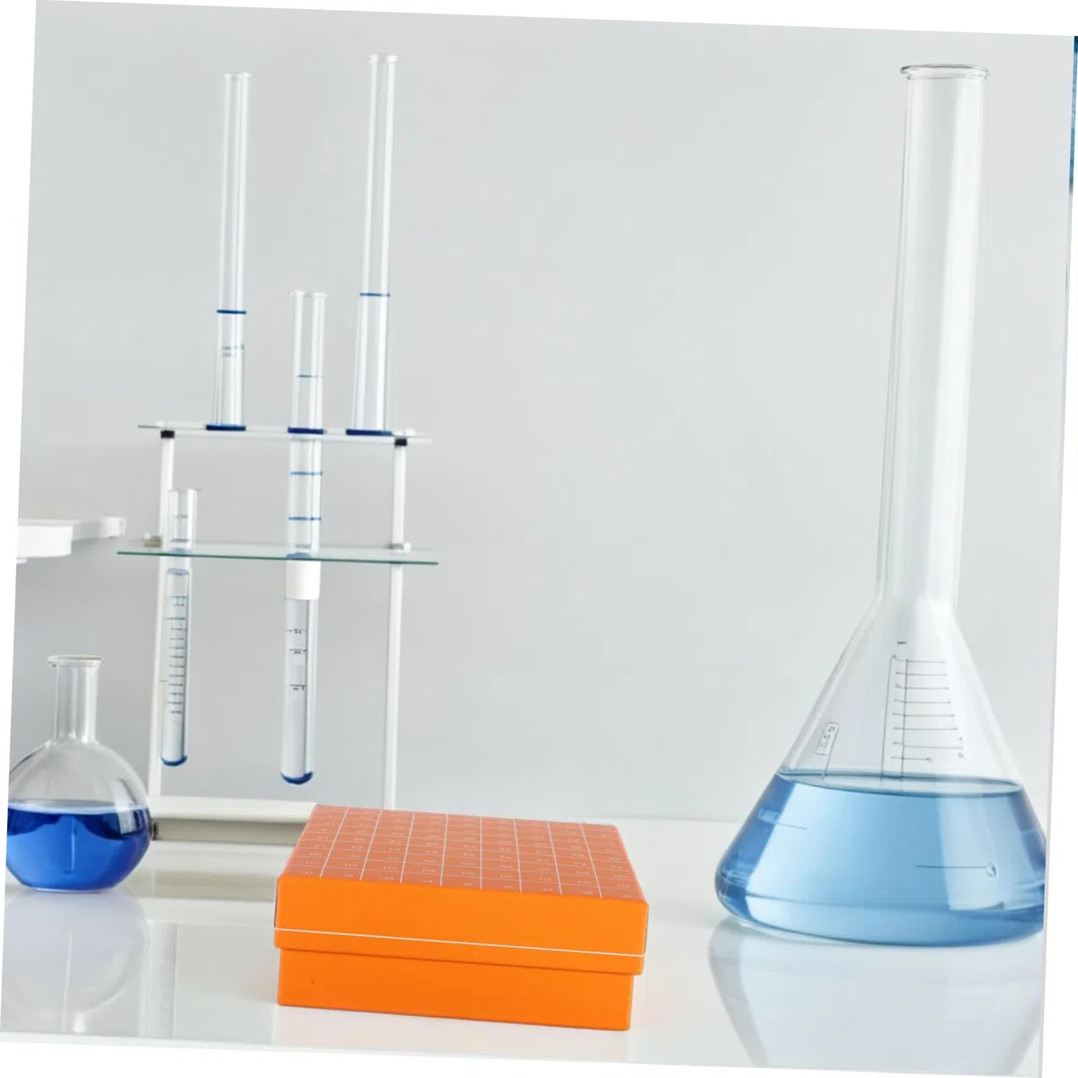 TOPBATHY Caja De Laboratorio Para Congelar Tubos De Ensayo 81 Compartimentos Tapa Abatible 1-5 Ml Plástico Resistente Adecuado Para Almacenamiento De Muestras Laboratorios y Hospitales